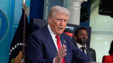Tramp Putinlə görüşə onları aparır