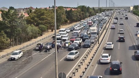 Aeroport yolunda qəza - Tıxac yaradı
