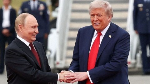 Tramp və Putinin görüşündə bədən dili - Kim hansı mesajları VERDİ...