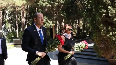 Yeni səfir&nbsp;Fəxri və Şəhidlər xiyabanlarında