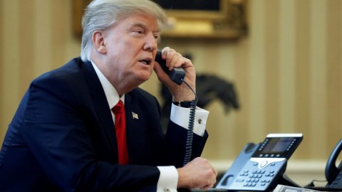 Tramp Putinə zəng etmək üçün görüşü dayandırıb