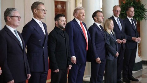 Qara pencək və şəxsi məktub: Zelenski Vaşinqtonda "sakit qələbə" qazandı