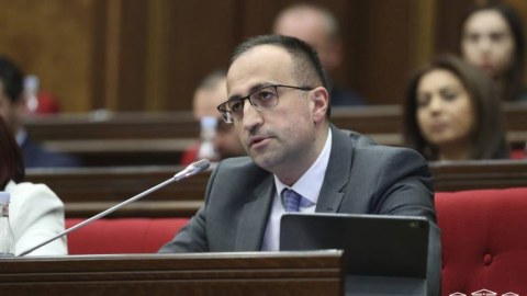 Erməni deputat istefa verdi