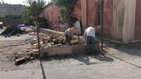 Filarmoniyanın qarşısındakı qanunsuz tikili söküldü - FOTO