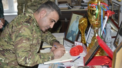 Hərbi prokuror şəhidin ailə üzvləri ilə bir arada
