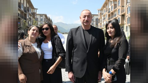 Prezident və xanımı kəlbəcərlilərlə bir arada - FOTOLAR