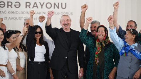 İlham Əliyev və birinci xanım Ağdərə sakinləri ilə görüşdə - FOTOLAR