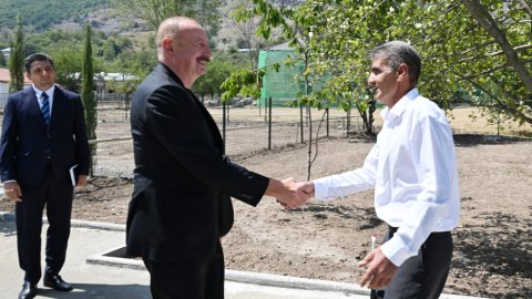 Prezident Kolatağ sakininin evində qonaq oldu - FOTOLAR