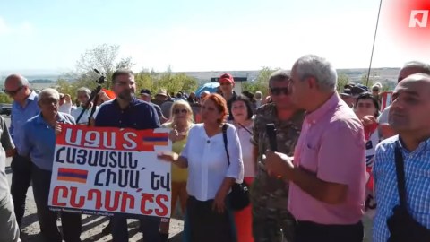 Ermənilər etiraz aksiya keçirir: Rus qoşunları çıxarılsın! - VİDEO