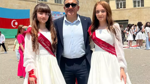 Aktyorun hər iki qızı tələbə oldu