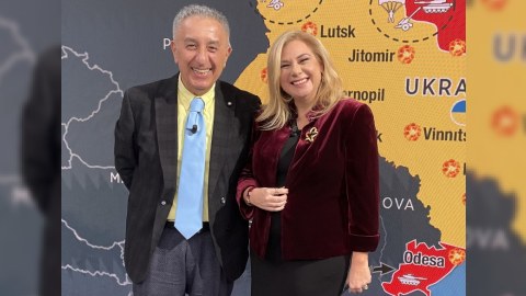 Sarı köynək, mavi qalstuk