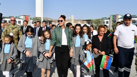 Keçmiş məcburi köçkünlər Mehriban Əliyevanı təbrik etdilər