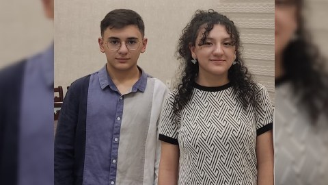 Əkiz bacı-qardaş eyni vaxtda tələbə oldu