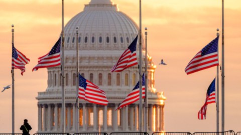 Amerikada bayraqlar yarıya endirildi