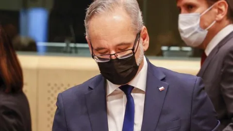 Koronavirusa görə sabiq naziri döydülər
