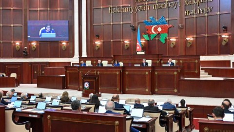 Deputatlar tətildən QAYITDILAR