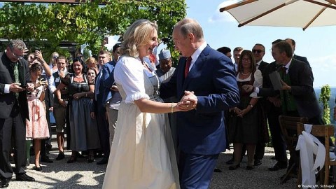 Putinlə rəqs edən sabiq nazir:&nbsp;Mənə "rus donuzu" deyirdilər