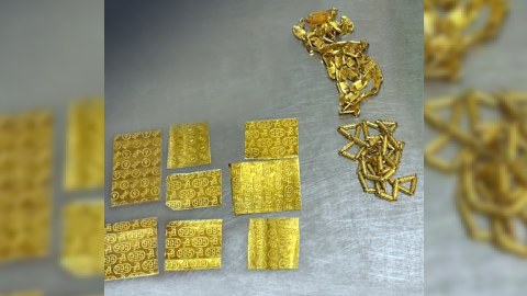 Ayaqqabının içində qızıl keçirmək istədi, yaxalandı - FOTO