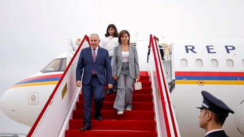 Paşinyan Çin və Yaponiya səfərinə kiçik qızını da aparıb - FOTOLAR