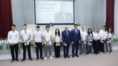 Ağalar Vəliyev&nbsp;yüksək bal toplayan&nbsp;tələbələri mükafatlandırdı