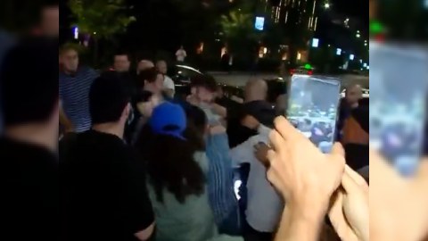Tbilisidə merin qərargahı önündə&nbsp;dava: xarici jurnalist döyüldü - VİDEO