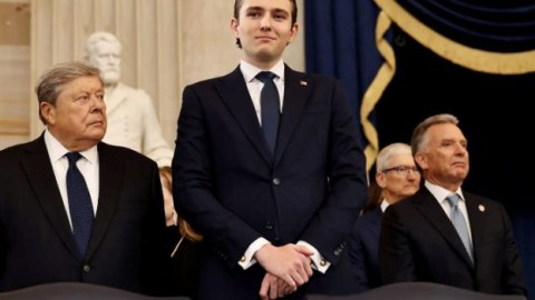 Trampın oğlu Ağ Evə köçdü