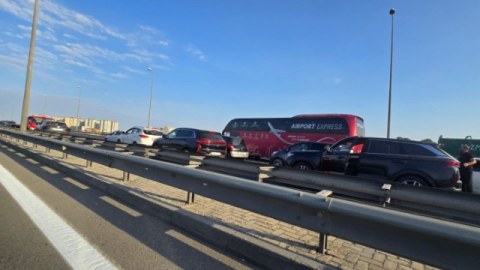 Aeroport yolunda qəza tıxac yaratdı