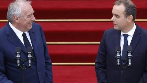 Makronun yeni baş naziri narazılıq yaratdı&nbsp;