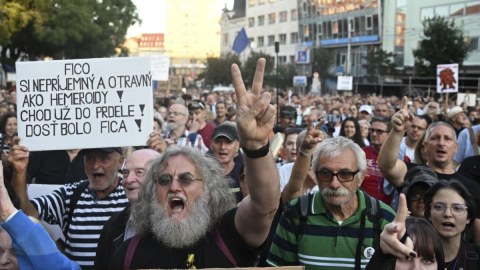 Minlərlə insan Baş nazirin Putinlə görüşünə etiraz etdi
