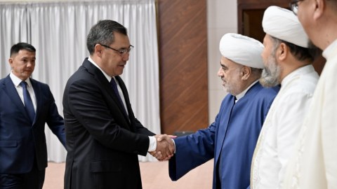 Allahşükür Paşazadə&nbsp;Qırğızıstan Prezidenti ilə görüşdü