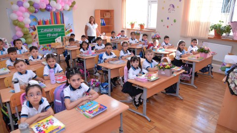Məktəblərdə şagird sıxlığı: Siniflər hansı hallarda birləşdirilir?