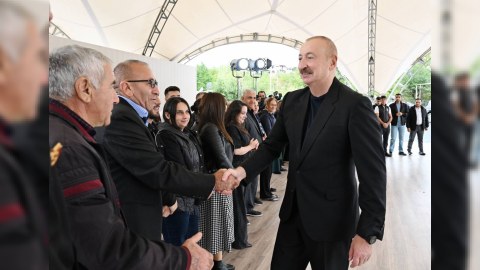 Prezident yurdlarına dönmüş&nbsp;sakinlərlə&nbsp;görüşdü