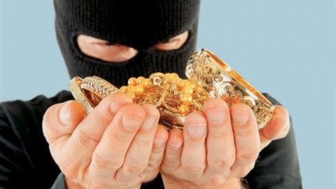 Bakıda evdən 15 min manatlıq qızıl oğurlandı