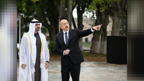 Prezidentlər&nbsp;Şuşada güllələnmiş heykəllərə baxıblar