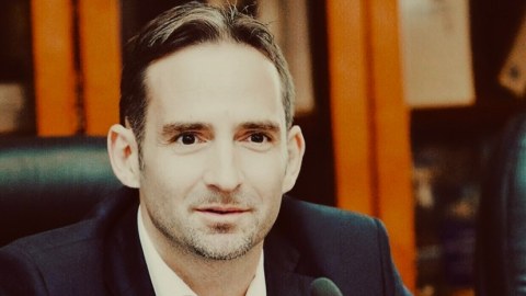 Məşhur baş redaktoru&nbsp;müharibəyə APARDILAR