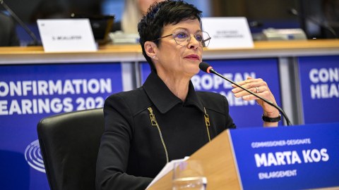 Avropa İttifaqının&nbsp;komissarı Azərbaycana gəlir