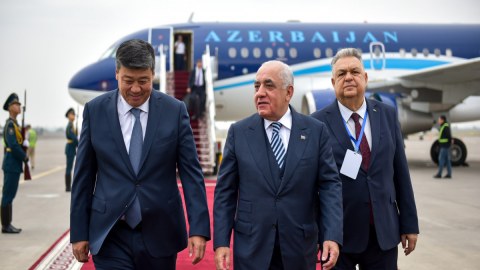 Baş nazir Əli Əsədov Qırğızıstana getdi