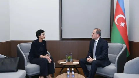 Ceyhun Bayramov Avropa komissarı ilə regionu müzakirə etdi