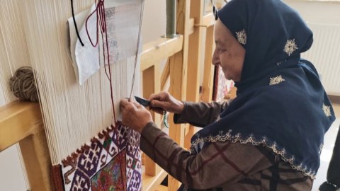 78 yaşında tələbə olan&nbsp;Hicrət nənə: 12 nəvəsi, 12 nəticəsi var - VİDEO