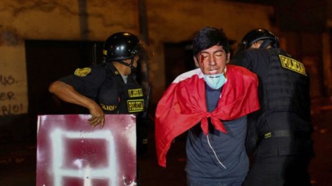 Peruda etirazçılarla polis arasında TOQQUŞMA