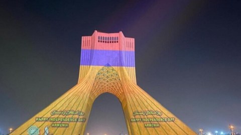 Tehranın Azadi Qülləsi Ermənistan bayrağına boyandı