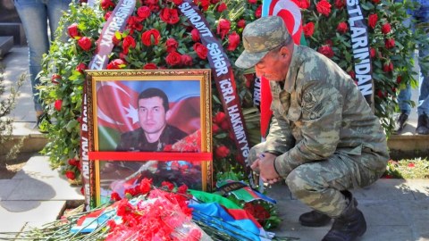 Bir şəklin tarixçəsi: &ldquo;Gizir Xanı&rdquo;nın Raquf Orucova səssiz&nbsp;VƏDİ