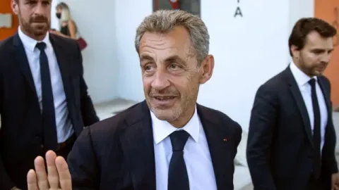 Sarkozi 5 il azadlıqdan məhrum edildi