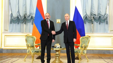 Putin Paşinyanla görüşdü