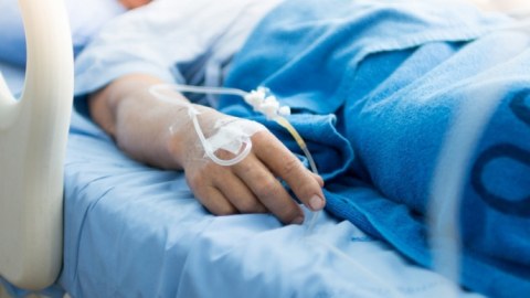 Rusiyada saxta içkidən kütləvi zəhərlənmə: 12 nəfər öldü