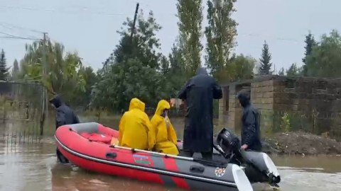 Astarada Ərçivan qəsəbəsini su basdı - Vətəndaşlar təxliyə edildi