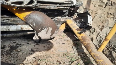 Şərurda maşın qaz xəttinə çırpıldı