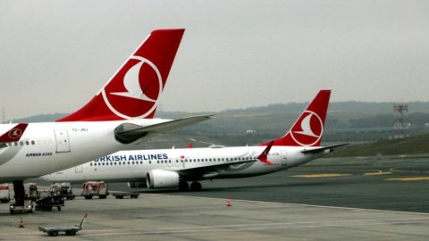 Zəlzələyə görə&nbsp;İstanbulda&nbsp;uçuşlara fasilə verildi