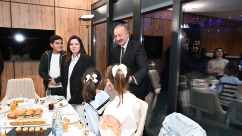 Prezidentlə&nbsp;xanımı&nbsp;Nilay və Xədicə ilə bir arada - VİDEO