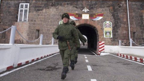Rusiya&nbsp;hərbi bazasını Ermənistandan çıxarmayacaq -&nbsp;Səfir